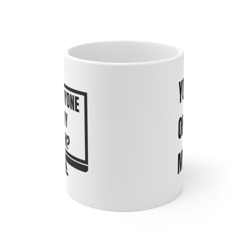 Puede incluir: Taza de cer&aacute;mica blanca con texto negro que dice "Anyone else?" en un icono de pantalla de ordenador y "You Only Get One Mom" en el lado derecho de la taza.