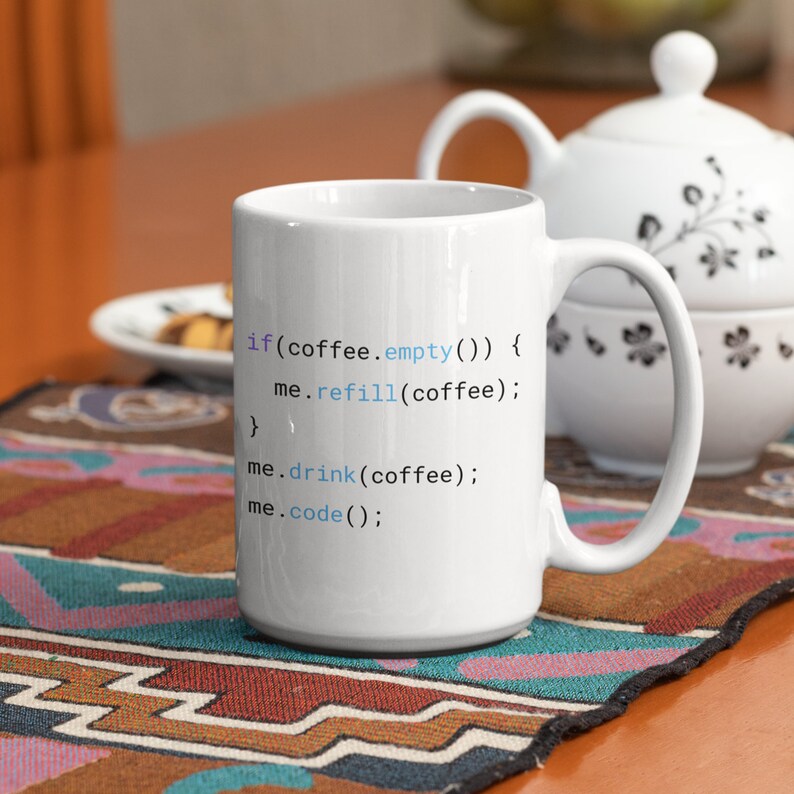 Może przedstawiać: Biały ceramiczny kubek do kawy z niebieskim i fioletowym fragmentem kodu, kt&oacute;ry brzmi "if(coffee.empty()) { me.refill(coffee); } me.drink(coffee); me.code();"