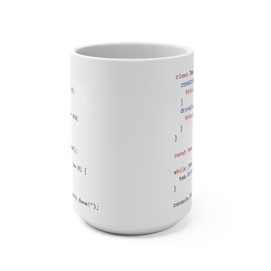 K&ouml;nnte beinhalten: Eine wei&szlig;e Keramiktasse mit einem Code-Snippet darauf gedruckt. Der Code ist in blauer und roter Schrift geschrieben und enth&auml;lt den Text "class Tea", "constructor", "drink(sips)", "this.sips", "const tea", "while (tea.sips > 0)", "tea.drink()", und "console.log('it's done!')".