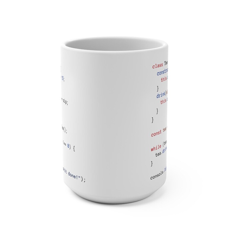 K&ouml;nnte beinhalten: Eine wei&szlig;e Keramiktasse mit einem Code-Snippet darauf gedruckt. Der Code ist in blauer und roter Schrift geschrieben und enth&auml;lt den Text "class Tea", "constructor", "drink(sips)", "this.sips", "const tea", "while (tea.sips > 0)", "tea.drink()", und "console.log('it's done!')".