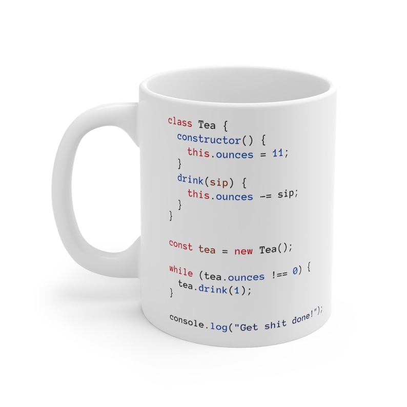 K&ouml;nnte beinhalten: Eine wei&szlig;e Keramiktasse mit einem humorvollen Programmiercode darauf gedruckt. Der Code ist in JavaScript geschrieben und bezieht sich auf das Trinken von Tee. Der Code lautet: "class Tea { constructor() { this.ounces = 11; } drink(sip) { this.ounces -= sip; } } const tea = new Tea(); while (tea.ounces !== 0) { tea.drink(1); } console.log("Get shit done!");"