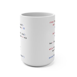 Może przedstawiać: Biały kubek ceramiczny z nadrukowanym fragmentem kodu. Kod jest napisany w Pythonie i zawiera tekst "class Tea" oraz "def __init__(self, sip)".