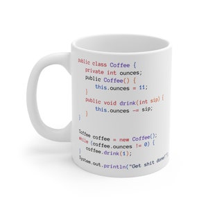 K&ouml;nnte beinhalten: Eine wei&szlig;e Keramiktasse mit einem Code-Ausschnitt darauf gedruckt. Der Code ist in Java geschrieben und ist eine Klasse namens Coffee. Der Code enth&auml;lt die folgenden Zeilen: "public class Coffee { private int ounces; public Coffee() { this.ounces = 11; } public void drink(int sip) { this.ounces -= sip; } } Coffee coffee = new Coffee(); while (coffee.ounces != 0) { coffee.drink(1); } System.out.println("Get shit done!");"