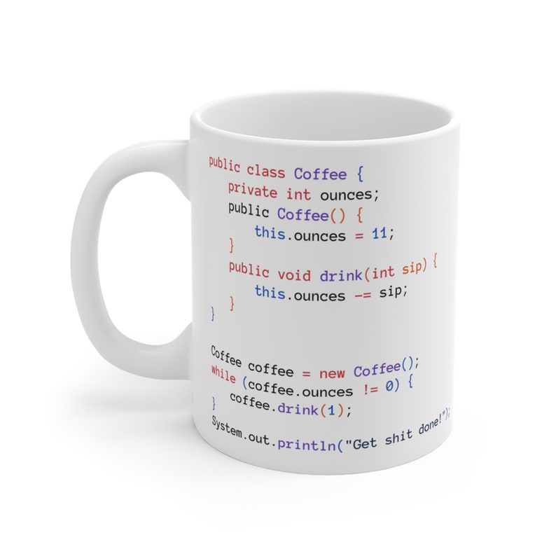 K&ouml;nnte beinhalten: Eine wei&szlig;e Keramiktasse mit einem Code-Ausschnitt darauf gedruckt. Der Code ist in Java geschrieben und ist eine Klasse namens Coffee. Der Code enth&auml;lt die folgenden Zeilen: "public class Coffee { private int ounces; public Coffee() { this.ounces = 11; } public void drink(int sip) { this.ounces -= sip; } } Coffee coffee = new Coffee(); while (coffee.ounces != 0) { coffee.drink(1); } System.out.println("Get shit done!");"