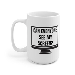Puede incluir: Taza de caf&eacute; de cer&aacute;mica blanca con un gr&aacute;fico de monitor de computadora negro y el texto "Can everyone see my screen?" impreso en ella.