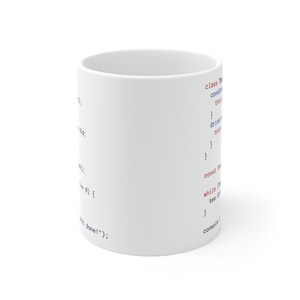 K&ouml;nnte beinhalten: Eine wei&szlig;e Keramiktasse mit einem Code-Snippet darauf gedruckt. Der Code ist in blauer Schrift geschrieben und enth&auml;lt die W&ouml;rter "class", "const", "drink", "this", "while", "tea" und "console".