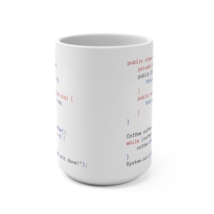 K&ouml;nnte beinhalten: Eine wei&szlig;e Keramiktasse mit einem darauf gedruckten Code-Ausschnitt. Der Code ist in Java geschrieben und enth&auml;lt den Text "Coffee coffee coffee" und "while (coffee.drink) coffee.drink".