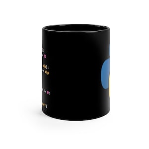 K&ouml;nnte beinhalten: Schwarze Kaffeetasse mit einem Python-Logo und Code darauf gedruckt. Der Code lautet: "sip = sip".