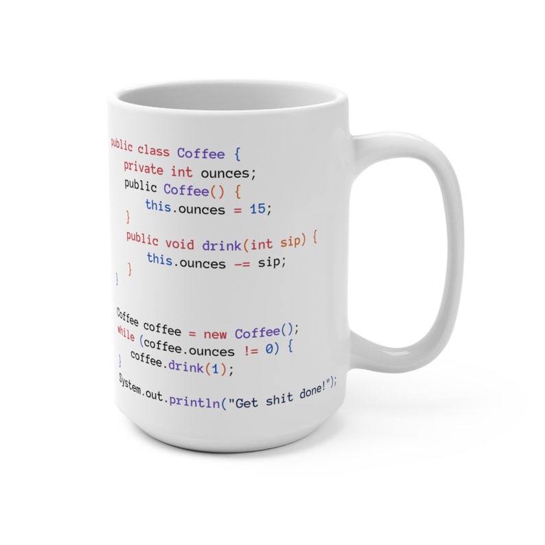 K&ouml;nnte beinhalten: Eine wei&szlig;e Keramik-Kaffeetasse mit einem humorvollen Programmiercode-Design. Der Code lautet: "public class Coffee { private int ounces; public Coffee() { this.ounces = 15; } public void drink(int sip) { this.ounces -= sip; } } Coffee coffee = new Coffee(); while (coffee.ounces != 0) { coffee.drink(1); } System.out.println("Get shit done!");"