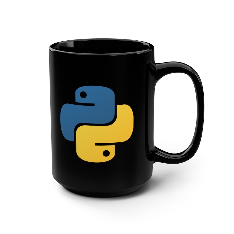K&ouml;nnte beinhalten: Eine schwarze Keramik-Kaffeetasse mit einem gelben und blauen Python-Logo. Die Tasse hat einen wei&szlig;en Hintergrund und einen schwarzen Henkel.
