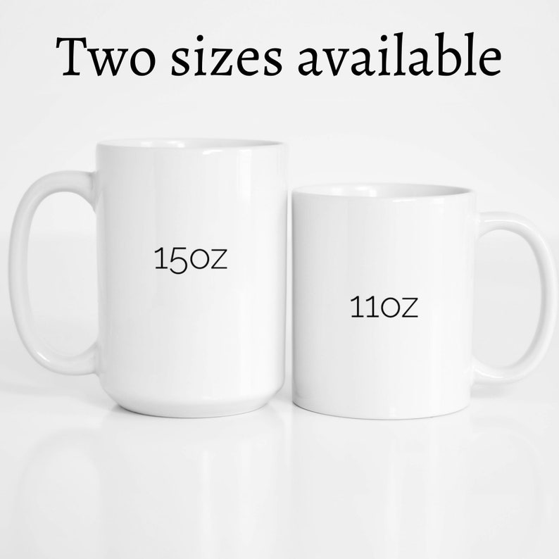 K&ouml;nnte beinhalten: Zwei wei&szlig;e Keramikbecher, einer mit 15 oz und einer mit 11 oz, nebeneinander auf einer wei&szlig;en Oberfl&auml;che.