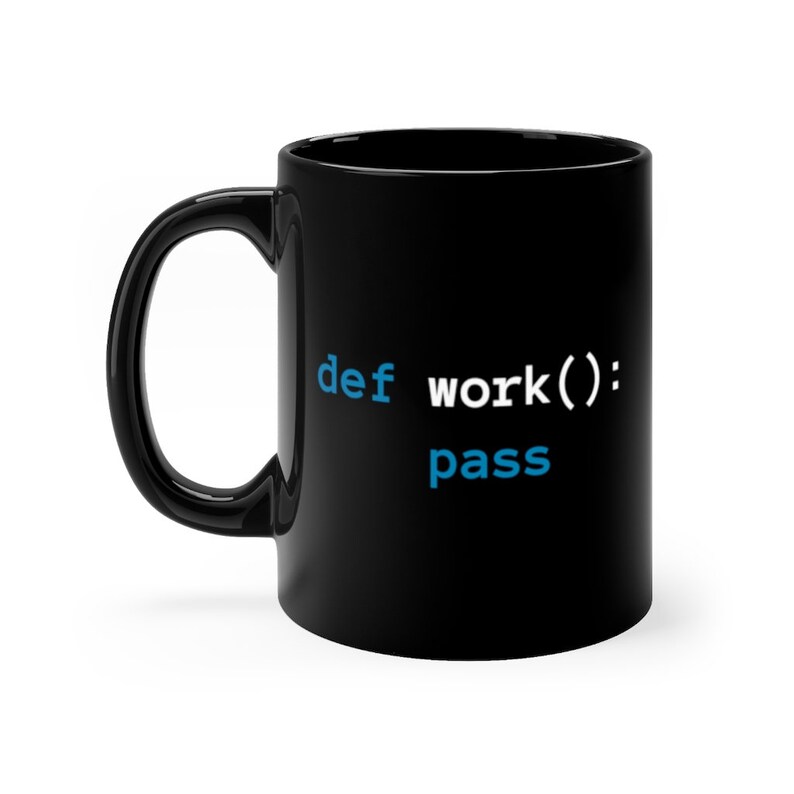 Pu&ograve; includere: Tazza da caff&egrave; nera con testo bianco che dice "def work(): pass" in blu.