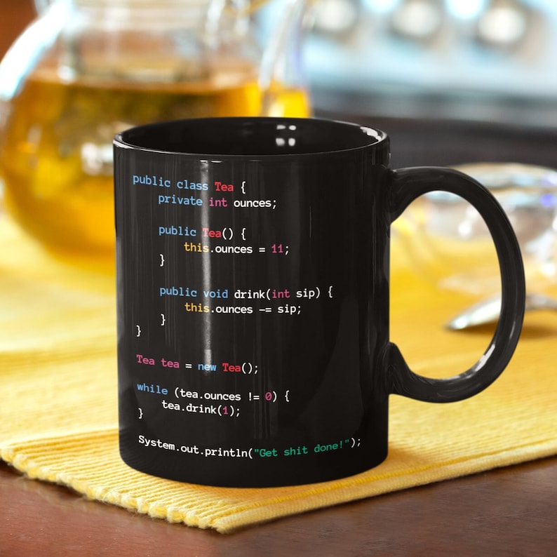 Puede incluir: Taza de caf&eacute; negra con un dise&ntilde;o humor&iacute;stico de c&oacute;digo de programaci&oacute;n. El c&oacute;digo est&aacute; escrito en azul claro, rosa y blanco. El c&oacute;digo dice: "public class Tea { private int ounces; public Tea() { this.ounces = 11; } public void drink(int sip) { this.ounces -= sip; } } Tea tea = new Tea(); while (tea.ounces != 0) { tea.drink(1); } System.out.println("Get shit done!");"