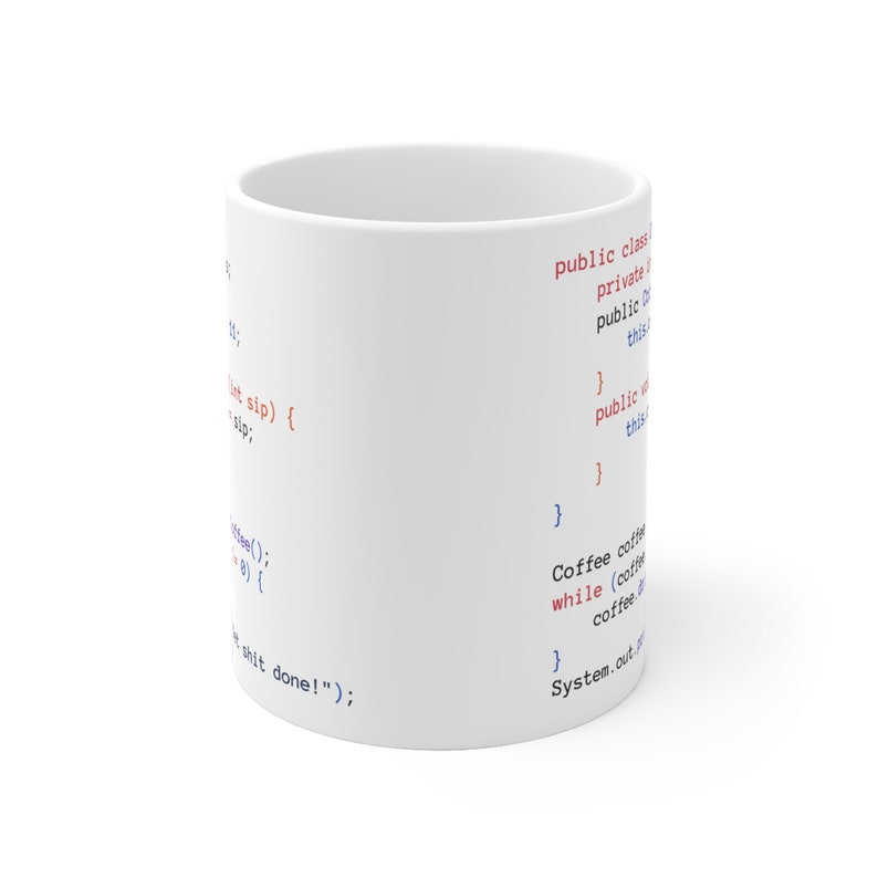 K&ouml;nnte beinhalten: Eine wei&szlig;e Keramiktasse mit einem Code-Ausschnitt darauf gedruckt. Der Code ist in Java geschrieben und enth&auml;lt den Text "Coffee coffee coffee" und "System.out.println".
