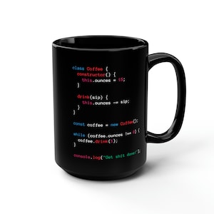 K&ouml;nnte beinhalten: Eine schwarze Kaffeetasse mit einem wei&szlig;en Code-Snippet darauf gedruckt. Der Code ist in JavaScript geschrieben und enth&auml;lt eine Klasse namens Coffee mit einem Konstruktor und einer drink-Methode. Der Code enth&auml;lt auch eine while-Schleife, die so lange iteriert, bis die coffee.ounces-Eigenschaft gleich 0 ist. Der Code endet mit einer console.log-Anweisung, die "Get shit done!" in der Konsole ausgibt.