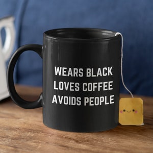 Trägt Schwarz, liebt Kaffee, vermeidet Menschen Becher!