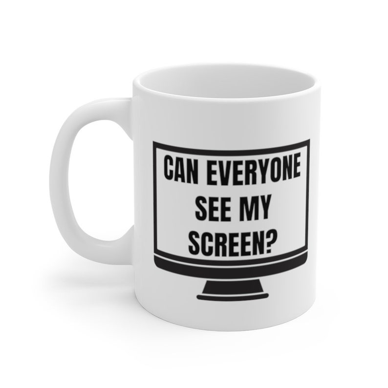 Puede incluir: Taza de caf&eacute; de cer&aacute;mica blanca con un gr&aacute;fico de monitor de computadora negro y el texto "&iquest;Puede todo el mundo ver mi pantalla?"