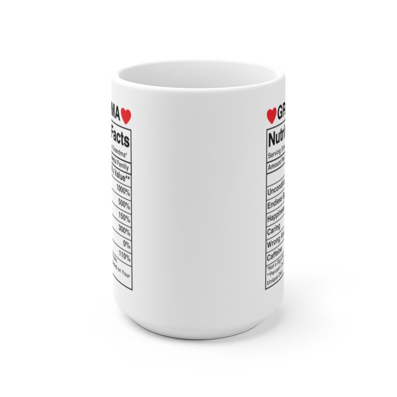 Op de afbeelding: Witte keramische mok met een rood hart en de tekst "Grandma Facts" en "Grandma Nutrition Facts" aan beide kanten. De tekst somt verschillende eigenschappen van een oma op, zoals "Onvoorwaardelijke liefde", "Eindeloze geduld" en "Geluk".