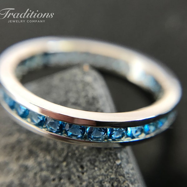 Traditions Semi-Precious Sterling Silver Channel-Set Blue Topaz December Birthstone Eternity Ring - bague empilable - bague de fiançailles