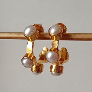 Solide 18k Gold überzogene Perlen-Ohrringe, Perle mit Goldohrring, zierliche Perlen-Bolzenohrring, kleine Perlenohrringe Hochzeit, zierlicher Perlenohrring