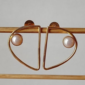 Solide 18k Gold überzogene Perlen-Ohrringe, Perle mit Goldohrring, zierliche Perlen-Bolzenohrring, kleine Perlenohrringe Hochzeit, zierlicher Perlenohrring