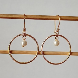 Solide 18k Gold überzogene Perlen-Ohrringe, Perle mit Goldohrring, zierliche Perlen-Bolzenohrring, kleine Perlenohrringe Hochzeit, zierlicher Perlenohrring