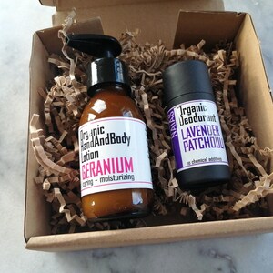 Presentset med ekologisk kroppsvård: Geranium Body Lotion & Lavendel Patchouli Deodorant