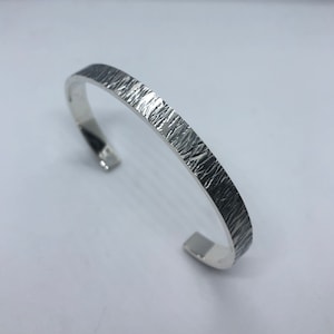 Hammered men&#39;s bracelet