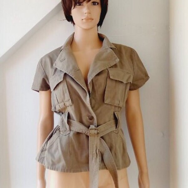 Sarah Chole for Bad girls 90s Safari Style Blazer Kaki, Olive Patch Pockets Short Sleeve Button Up Jacket.Blazer de style militaire.