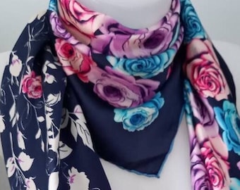 Bufanda floral vintage Armine: estampado de rosas azules y rosas, dobladillo hecho a mano