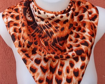 Sjaal met dierenprint en luipaardprint. Vierkante polyester hoofddoek 50 cm / 20 inch