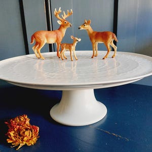 Support à gâteaux AK Kaiser blanc des années 60 avec une texture élégante - plateau de service sur piédestal Mid-Century