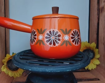 Caquelon et caquelon en émail Aubecq des années 70 - Caquelon à fondue en émail orange avec motif Flower Power, brûleur noir