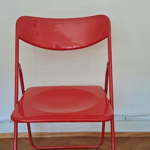 ヴィンテージ IKEA チェア TED - 赤いプラスチックと金属製の折りたたみ椅子 - Niels Gammelgaard によるデザイン - 70 年代/80 年代