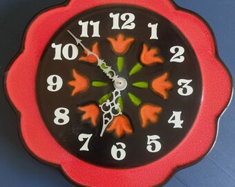 Horloge murale orange des années 70 - horloge de cuisine décorative - flower power (pas en état de marche - nécessite un nouveau mouvement/une nouvelle pile)