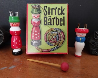 2 wooden knitting dolls - knitting Nancy in original packaging Strickliesel Strickbärbel