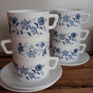 6 Arcopal Aster cups and saucers - coffee cups or tea cups white and blue flowers - milk glass - 70s flower power design from France