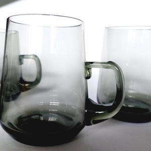 6 vasos de vidrio de un juego de ponche vintage: vidrio ahumado moderno de mediados de siglo de los años 60 y 70