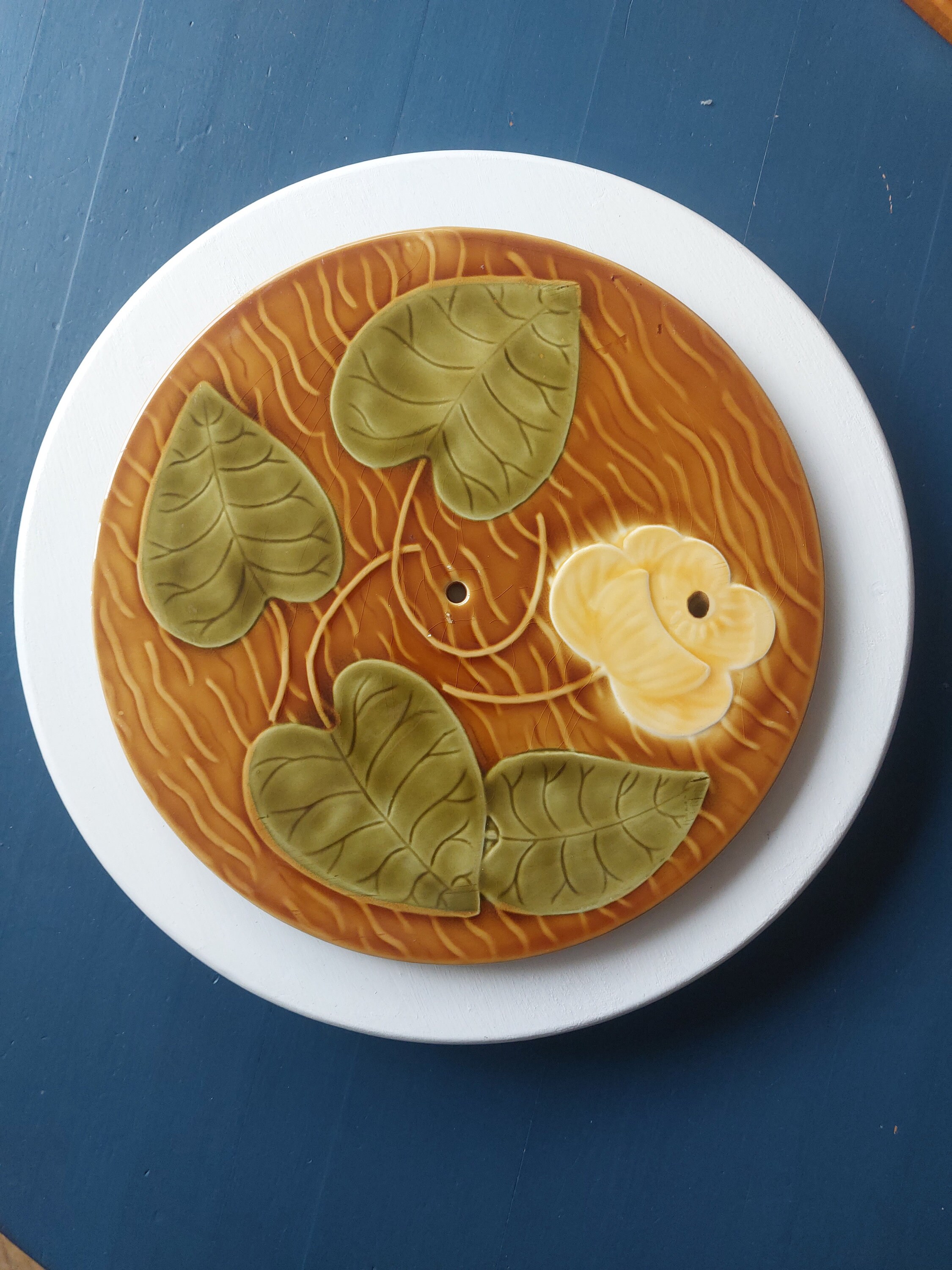 Cloche à fromage avec plateau en faience motifs reproduction vieux  moustiers polychrome