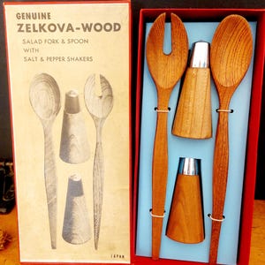 Può includere: Un set da portata per insalata Zelkova-Wood vintage con saliera e pepiera. Il set include una forchetta, un cucchiaio e due shaker in legno con coperchi color argento. La scatola è rossa con interno azzurro e presenta la scritta "Genuine Zelkova-Wood".