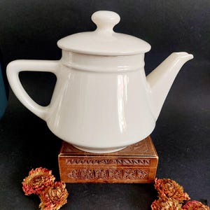 Villeroy and Boch Salam coffee pot or tea pot with lid - white - vintage V&B Mettlach tableware - 50s