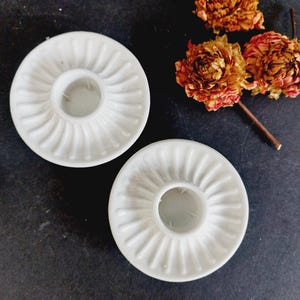 PLA Denemarken - set van twee witte kandelaars/kandelaars - tafeldecor uit het midden van de eeuw