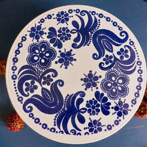70er Tortenplatte mit Fuß - blaues Seventies-Muster Kuchenteller Servierteller Kuchenplatte