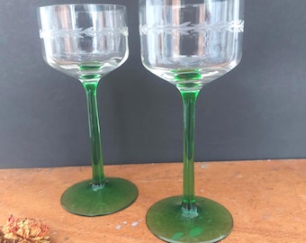 2 vintage wine glasses with green foot and engraving 0.1l white wine glasses from France