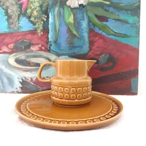 Melitta Kopenhagen breakfast plate and creamer/milk jug honey yellow with structured dots - Melitta Germany 2579