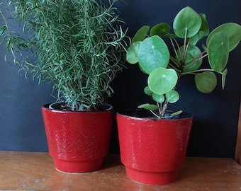 2 red Fohr planters with relief decor Ø 16 cm - vintage ceramic cachepots with wave design