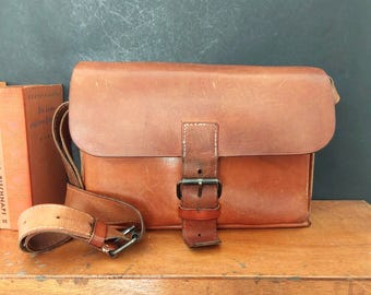 Vintage Scandinavian leather bag 80s 90s -  boho messenger-style natural leather bag with shoulder strap - Denmark