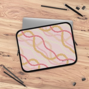Housse pour ordinateur portable Na Lei en Blush | Housse pour ordinateur portable Puakenikeni, housse pour ordinateur Pua, housse pour ordinateur Hawaï, produits de première nécessité, housse Lei