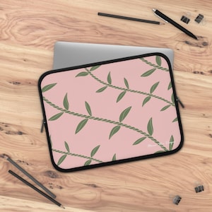 Housse pour ordinateur portable Ti Leaf (Saumon) | Housse pour ordinateur portable Ti leaf, housse pour ordinateur Ti leaf, housse pour ordinateur Hawaï, produits de première nécessité, feuille de Ti