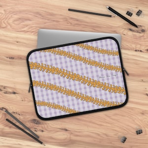 Housse pour ordinateur portable mauve Palaka et Pua | Housse pour ordinateur portable Palaka, housse pour ordinateur Pua, housse pour ordinateur Hawaï, produits de première nécessité, L